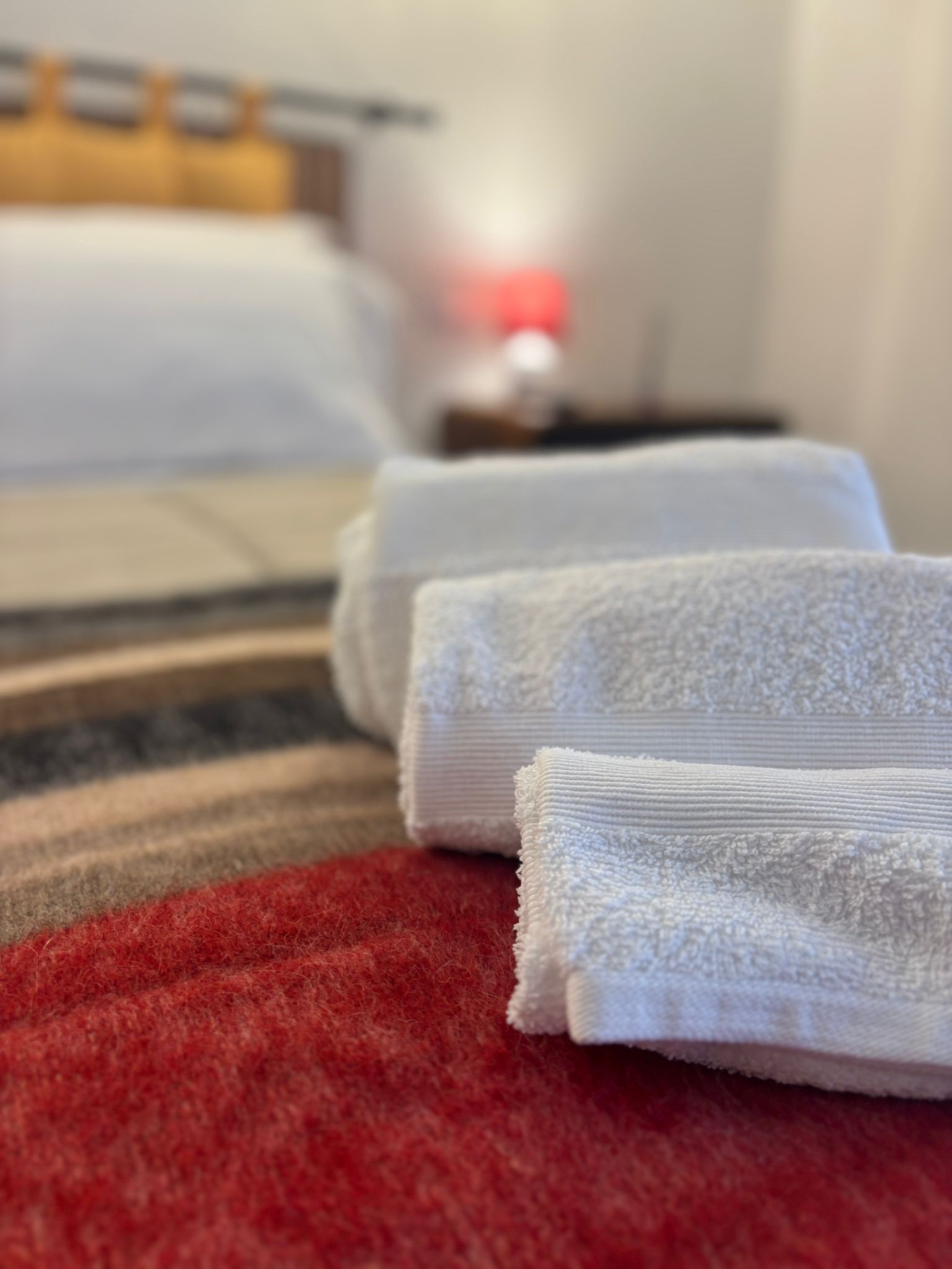 Asciugamani bianchi arrotolati con cura